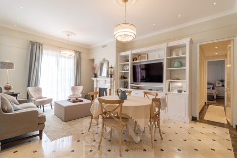 Kensington Stylish Apartment 1