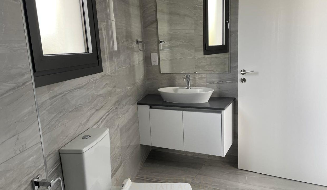 WhatsApp Image 2025-11-13 at 08.36.2