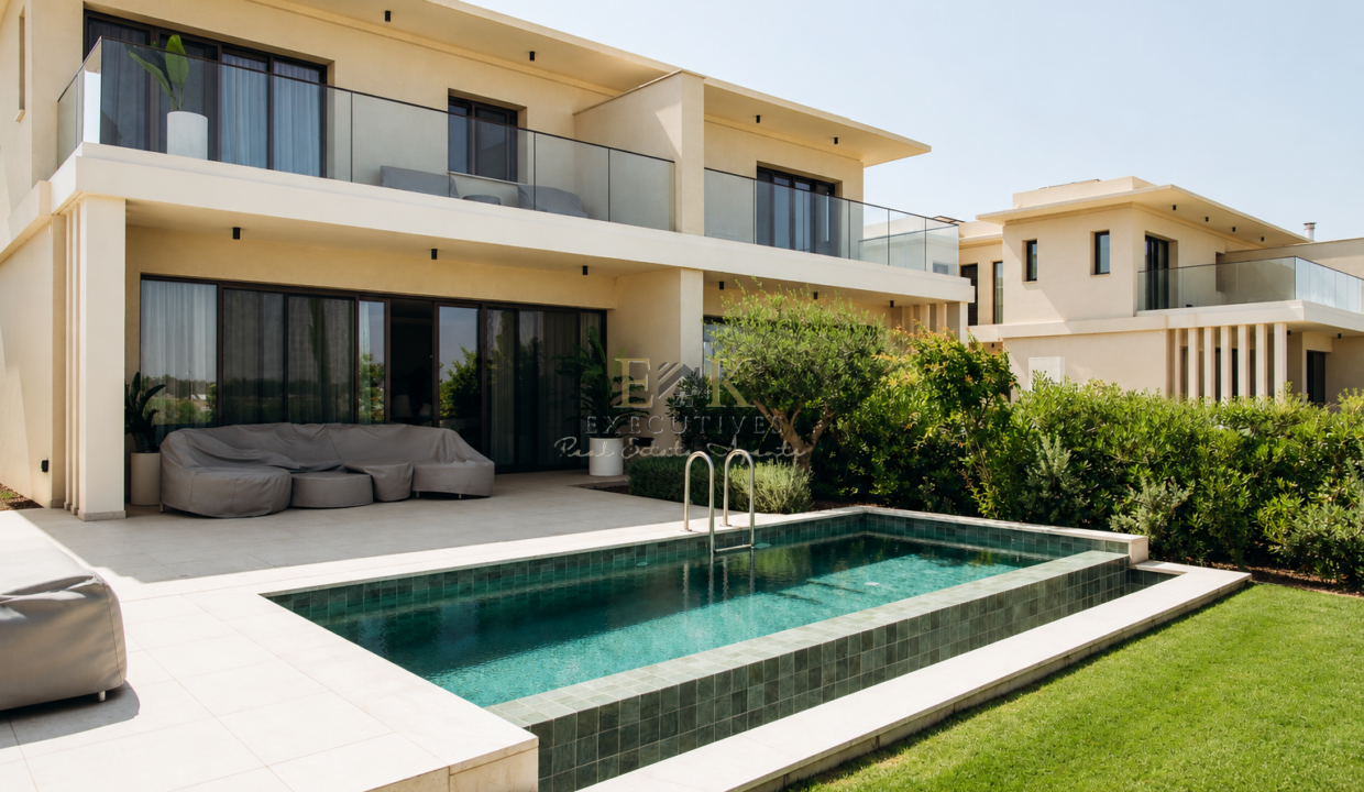 villa-backyard