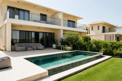 villa-backyard